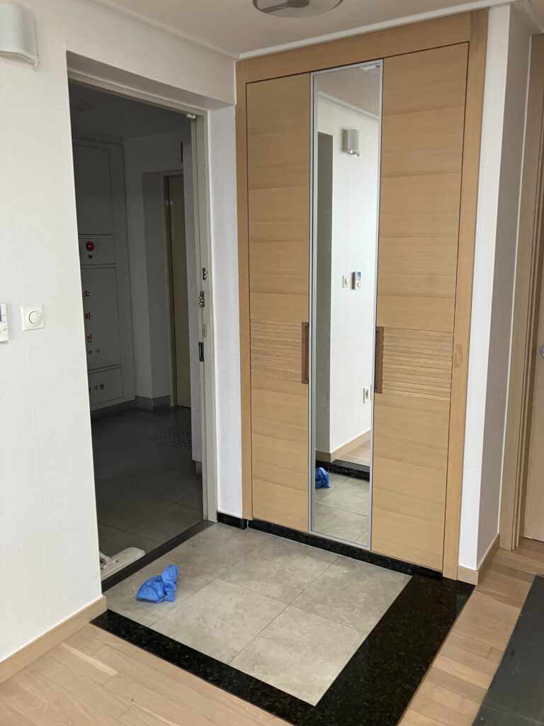 구축 아파트 현관문을 열면 거실이 바로 보이는 일자형 구조로 파티션 설치 전 모습