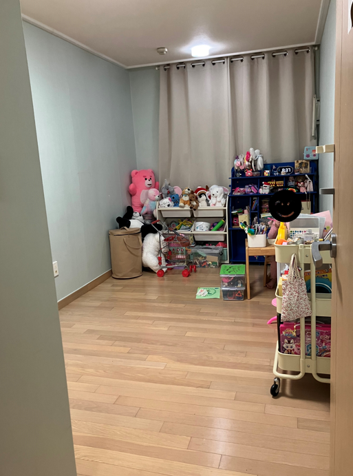 구축 아파트 셀프 조명 교체 전 차갑고 낡은 베란다 등이 켜진 방 전체 전경